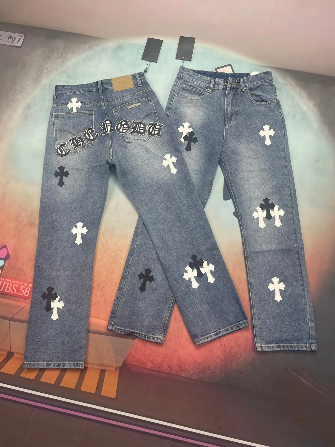 🅿️290 🔘Style number-KL163 🔘Croxin 𝐂𝐡𝐫𝐨𝐦𝐞 𝐇𝐞𝐚𝐫𝐭 city limited Sanskrit cross patch leather jeans* This Croxin city limited series of jeans is a very popular limited edition in the fashion circle! It is made of classic blue denim, which has a great texture, is crisp and soft, and is extremely durable. The colorful crosses and letter patterns on the pants are so eye-catching. The crosses are available in blue and white, and are presented through exquisite craftsmanship. They have a strong three-dimensional effect and the colors are not easy to fade. The letter pattern is exquisite and paired with the cross, it is full of fashion. In terms of production technology, Croxin has always pursued perfection. The wiring is neat, the hardware accessories are customized, and the buttons, zippers, etc. all have Croxin's signature details, giving it a full sense of luxury. The straight version doesn't matter the shape of your legs. It looks good on both thick and thin legs, and it's super versatile. The matching suggestions are as follows: Street fashion style: Wear a loose white hooded sweatshirt on the upper body, a black Crow Heart leather jacket, black high-top Converse or Martin boots, and then put on a Crow Heart silver necklace or ring to look cool and handsome. Casual fashion style: Pair with a solid-color short-sleeved T-shirt, such as black, white and gray, which looks great. Wear white Nike sneakers and carry a heart-shaped crossbody bag. It is comfortable and fashionable for daily outings. Retro personality style: Wear a floral shirt tucked into the waistband, and pair with retro western boots or designer dad shoes to easily create a retro personality atmosphere. These pants are fashionable and versatile. They can also be worn as a couple's style. They are so eye-catching when out on the street! Trend lovers don’t miss it!  Size: S M L XL (28.30.32.34) Color: Blue